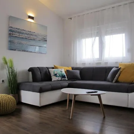 M&T Apartman Nin Exterior photo